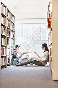 学生们坐大学图书馆时书图片