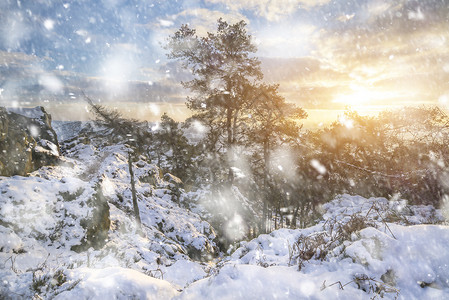 令人惊叹的冬季日落景观,山上俯瞰乡村大雪风暴图片