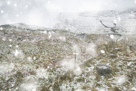 任务大纲令人惊叹的冬季景观形象周围的mamtor农村英国的高峰地区,大雪风暴背景