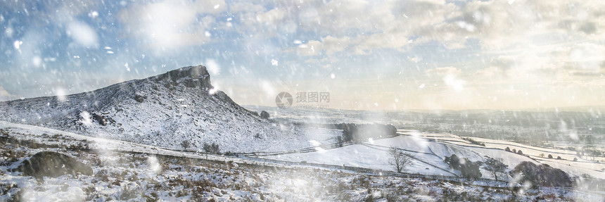 令人惊叹的冬季全景景观,雪覆盖着美丽的天空云层,暴风雪中图片