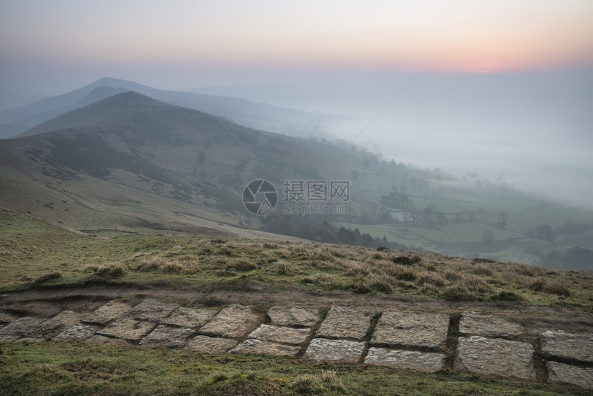 美丽的冬季日出景观图像的大岭英国的高峰地区与云倒置雾希望谷与可爱的橙色辉光图片