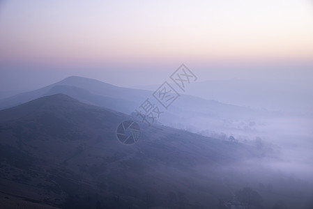 美丽的冬季日出景观形象的大岭英国的高峰地区,薄雾悬挂山峰周围图片