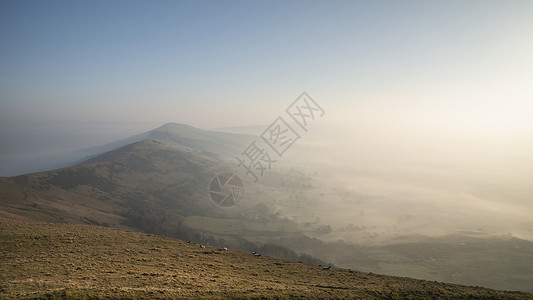 东莞大岭山美丽的冬季日出景观形象的大岭英国的高峰地区,薄雾悬挂山峰周围背景