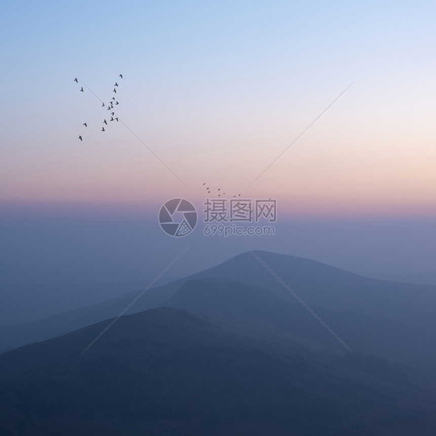 美丽的冬季日出景观形象的大岭英国的高峰地区,鸟类山峰周围飞翔图片