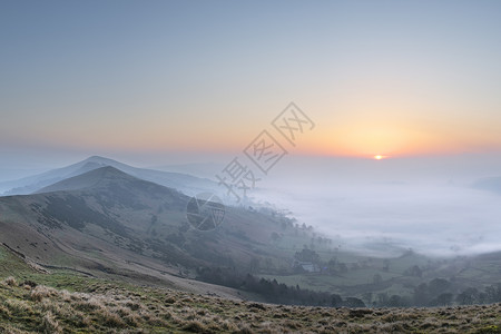 东莞大岭山美丽的冬季日出景观图像的大岭英国的高峰地区与云倒置雾希望谷与可爱的橙色辉光背景