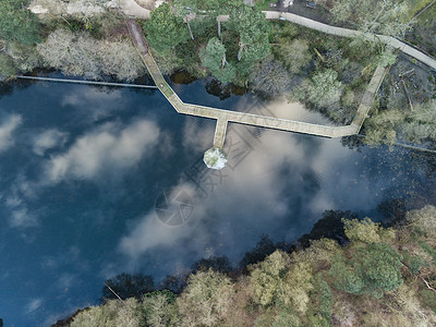美丽的无人机空中景观图像的个湖泊恩格斯乡村与蓝天反射湖泊背景图片