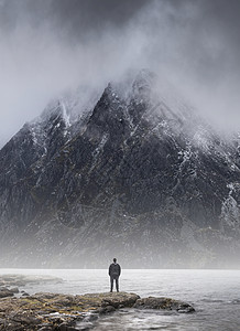 人类站湖岸上,挑战成就的背景形象上与山相形见绌图片