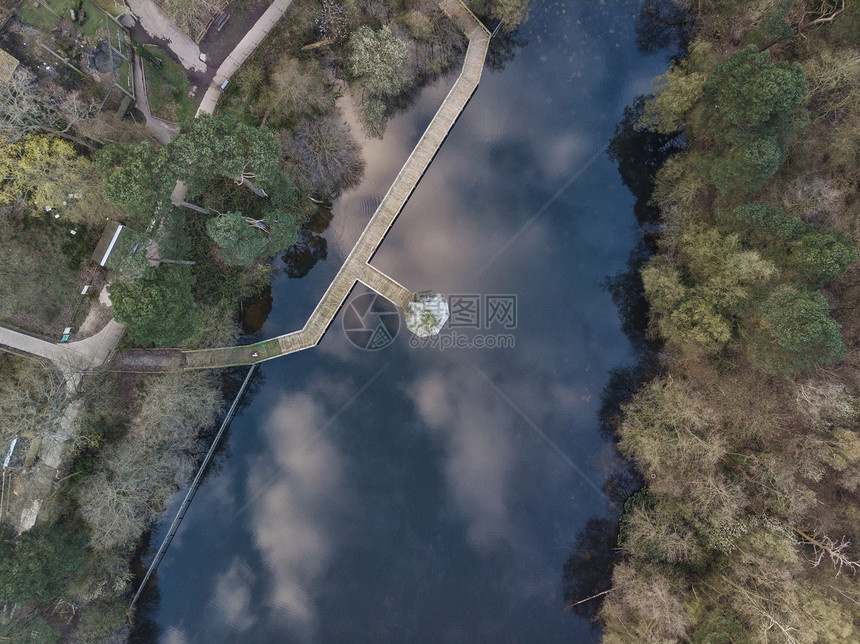 美丽的无人机空中景观图像的个湖泊恩格斯乡村与蓝天反射湖泊图片