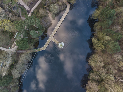 美丽的无人机空中景观图像的个湖泊恩格斯乡村与蓝天反射湖泊背景图片