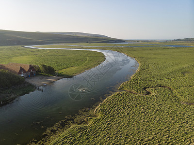 美丽的空中无人机景观图像蜿蜒河流沼泽地日出图片