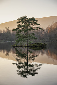 英国湖早晨秋天的高清图片