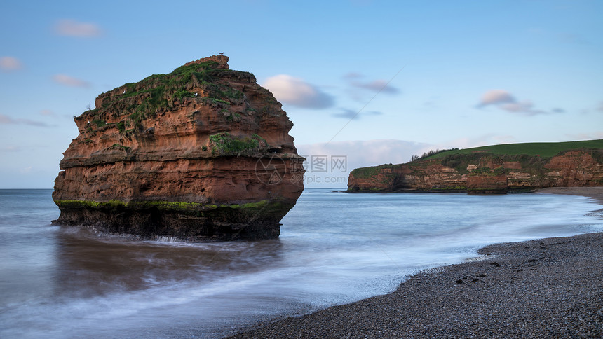 美丽的日出景观形象的拉德拉姆湾海滩德文英格兰与惊人的岩石堆海滩上图片