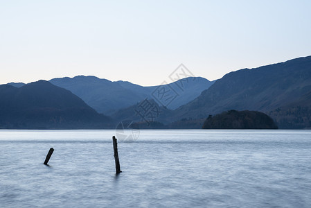 温泊湖秋季日出时湖区德温特水的美丽长曝光景观图像,色彩柔背景