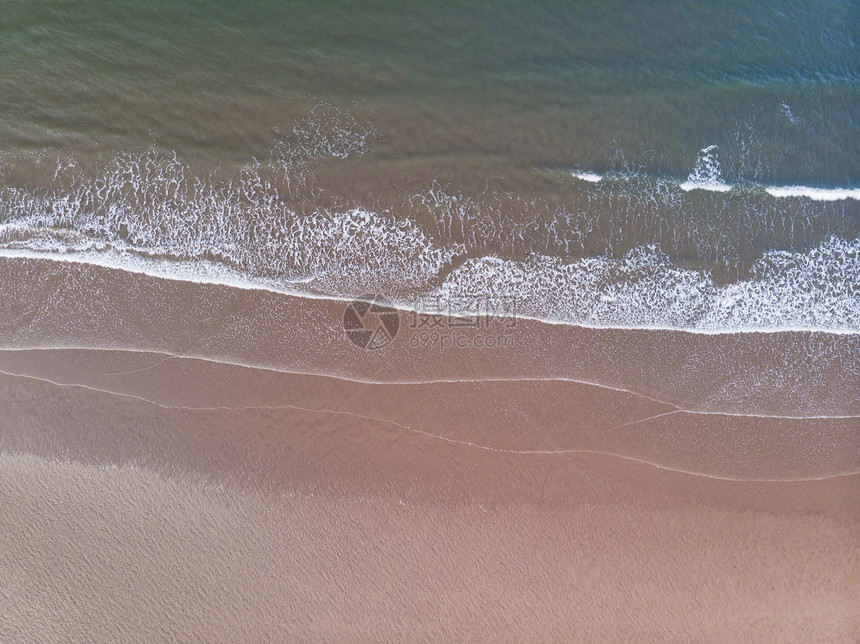 美丽的自上而下的无人机视图平静的波浪慢慢滚动波每夏季日出图片