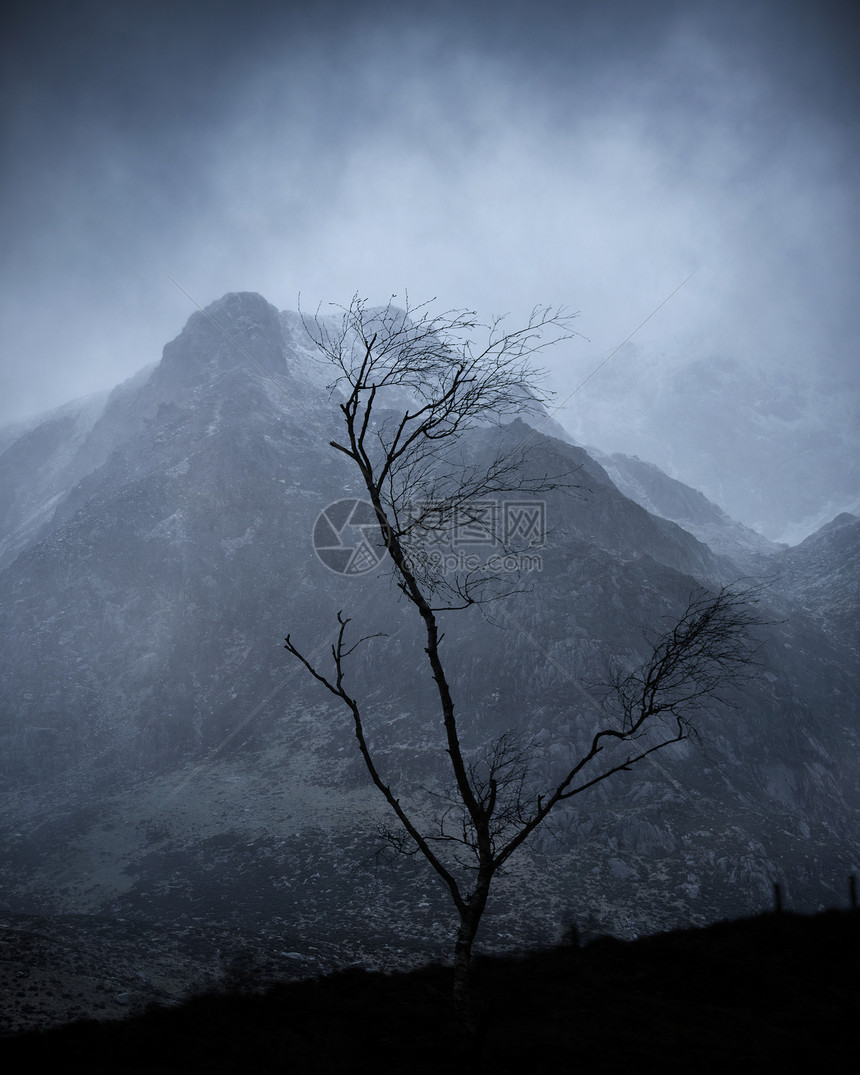 令人惊叹的穆迪戏剧的冬季景观山形象,白雪皑皑的y加恩斯诺登尼亚图片