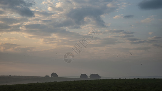 美丽的夏季日出景观形象英国乡村与薄雾悬挂田野图片