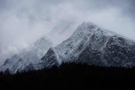 惊人的细节景观图像的雪帽笔YrOle文山雪冬风暴高清图片