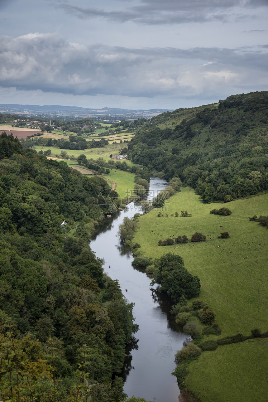 美丽的夏季景观,西蒙兹亚特河怀英国威尔士乡村图片
