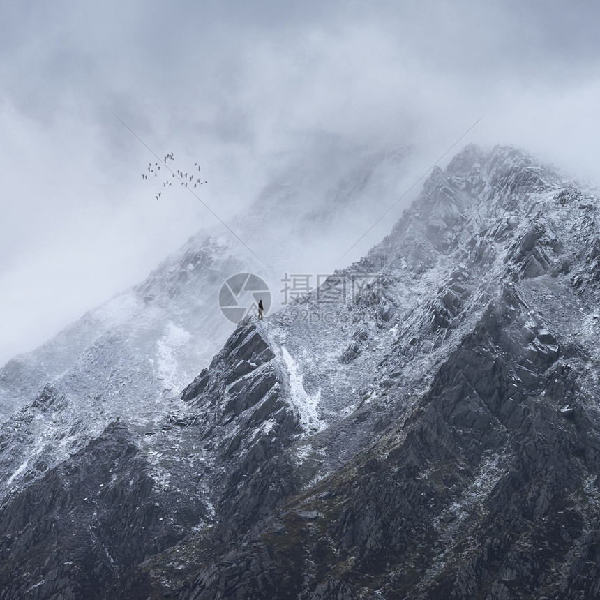 令人惊叹的细节景观图像的雪帽笔YROLE文山雪冬风暴与鸟类高空飞行图片