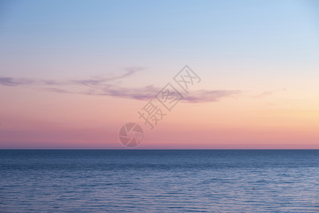 美丽的夏季景观日落图像,五彩缤纷的天空平静的长曝光海上图片