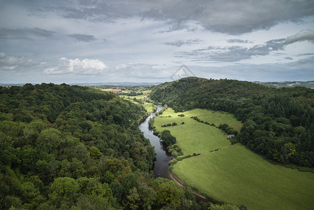 兹多维耶美丽的夏季景观,西蒙兹亚特河怀英国威尔士乡村背景