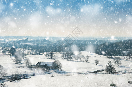乡村景观跨越乡村背景,地面上有冬季的雪,大雪风暴中有明亮的蓝天背景图片
