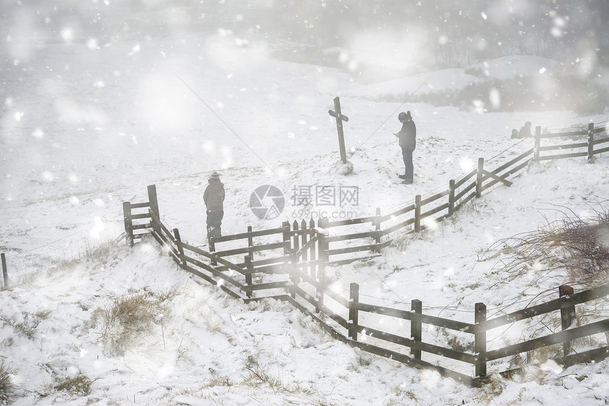 明身份的徒步旅行者冬季景观形象英国的高峰地区,公众大雪风暴中玩雪图片