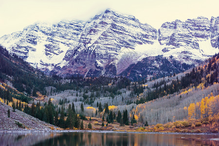 秋天美丽的栗色湖图片