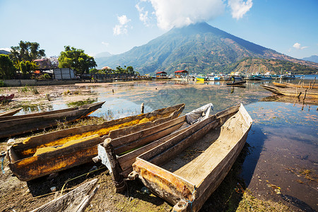 洲危地马拉高地美丽的阿蒂特兰湖火山高清图片