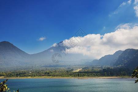 洲危地马拉高地美丽的阿蒂特兰湖火山图片