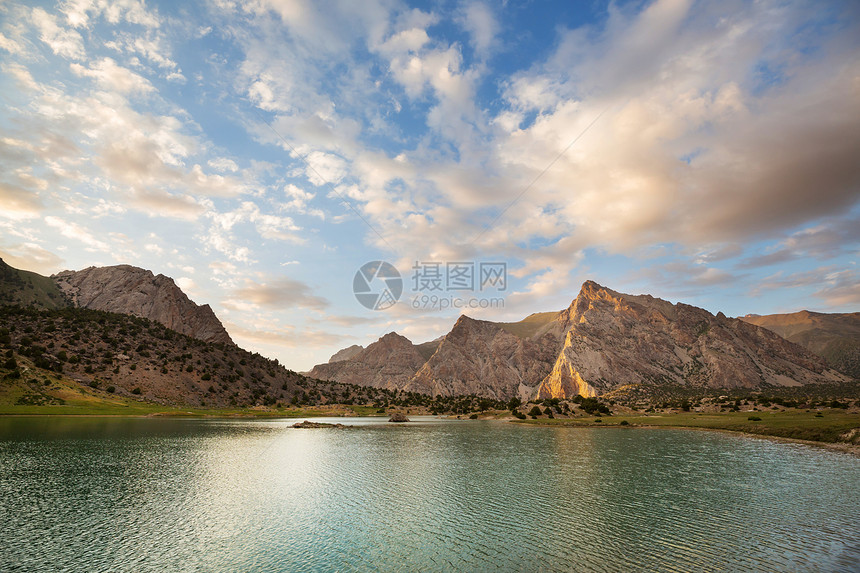 塔吉克斯坦范恩斯山帕米尔支美丽宁静的湖泊图片