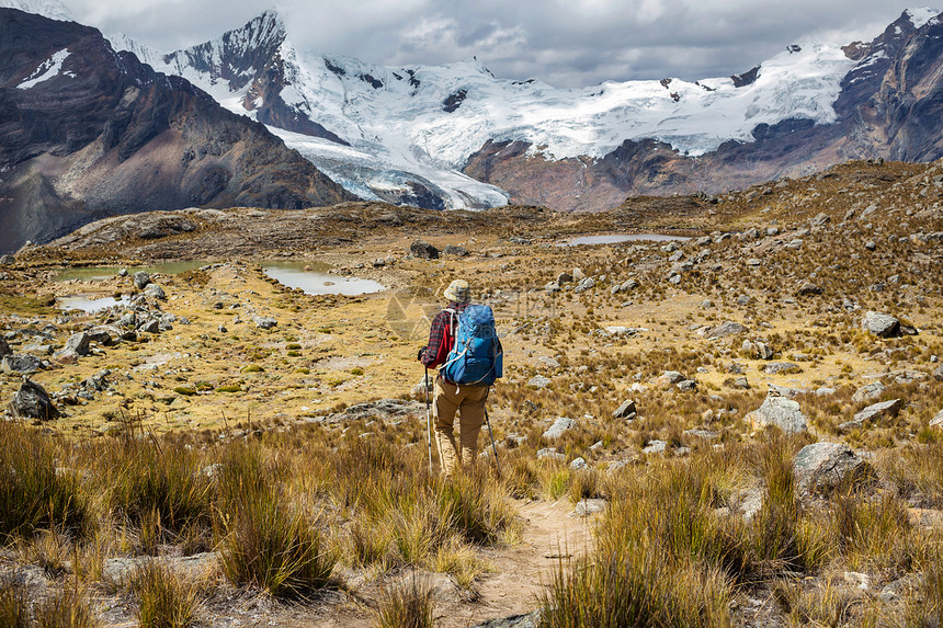 秘鲁科迪勒拉山的徒步旅行场景图片