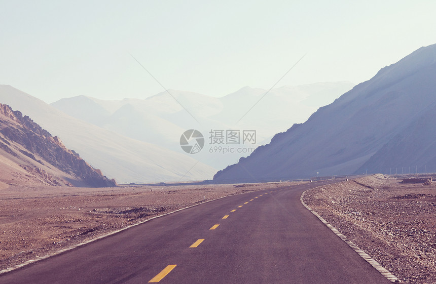 山上风景优美的道路旅行背景图片