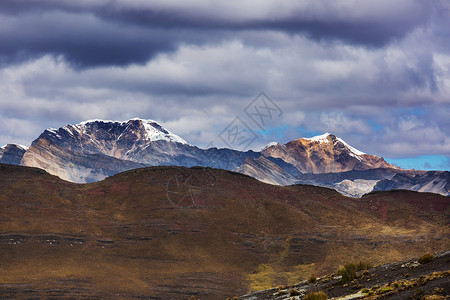 安第斯山脉雪山景观,靠近秘鲁华拉兹高清图片