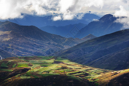 南美洲秘鲁青山中的农田高清图片