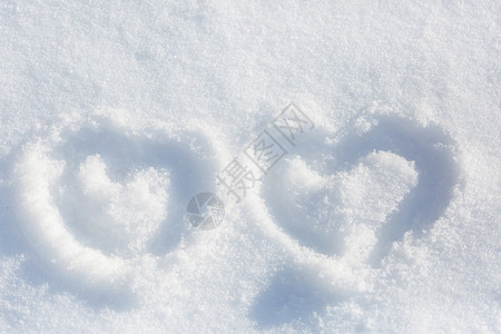 雪上的心的形状图片