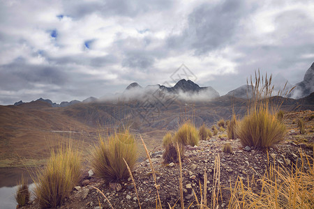 安第斯山脉雪山景观,靠近秘鲁华拉兹高清图片