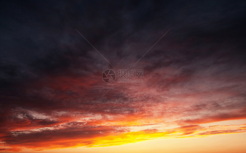 日落时寻常的风暴云天空的鲜红橙色适合背景图片