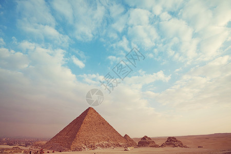 吉萨金字塔的景色,埃及的大金字塔高清图片