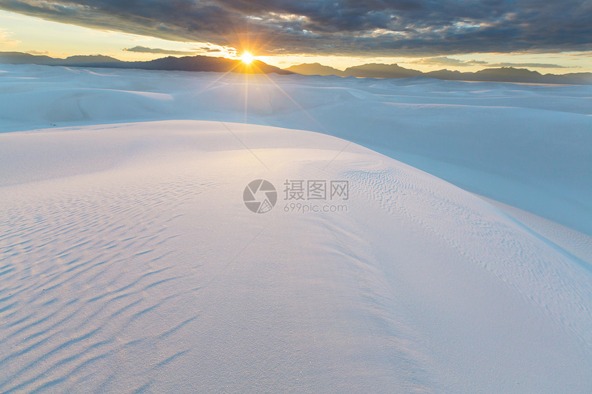 寻常的白色沙丘白沙纪念碑,新墨西哥,美国图片