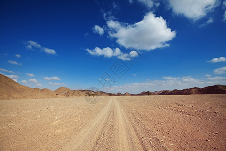 烤干非洲的狩猎极端旅行干旱山区景观与灰尘公路外的汽车探险背景