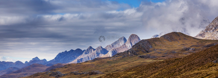 安第斯山脉雪山景观,靠近秘鲁华拉兹图片