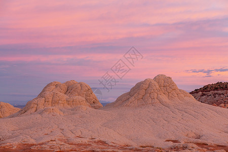 日出时朱红悬崖纪念碑景观背景图片