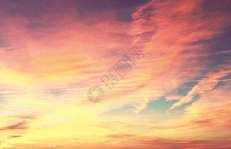 日落时寻常的风暴云明亮的珊瑚颜色的天空适合背景图片