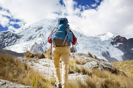 秘鲁科迪勒拉山的徒步旅行场景高清图片