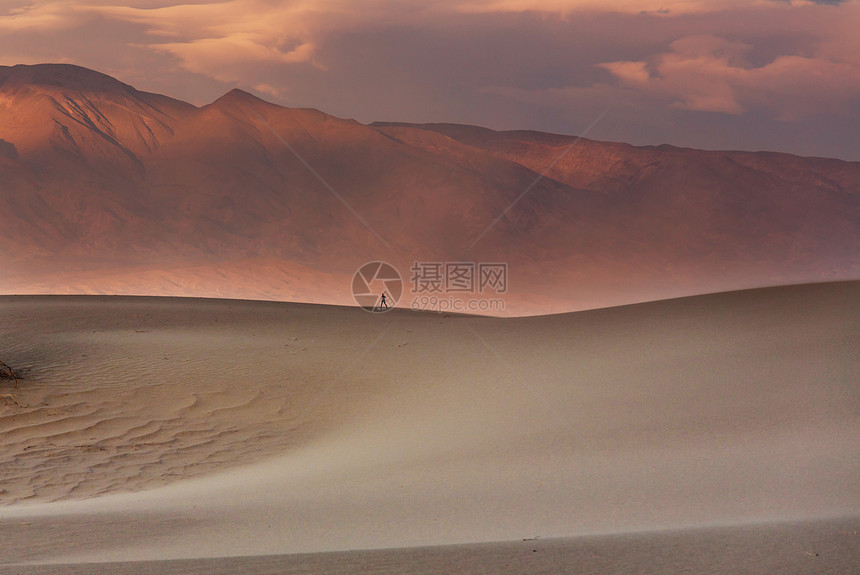 沙漠沙丘中的徒步旅行者图片