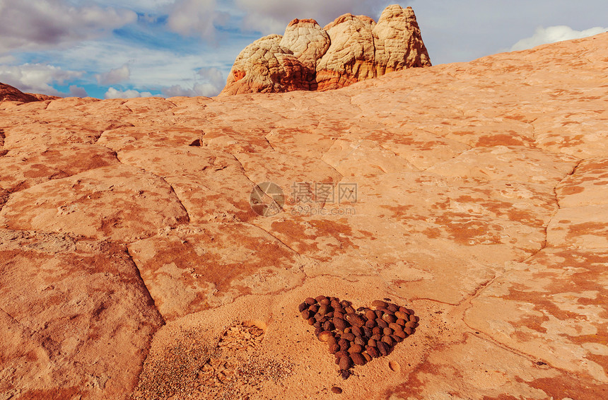 美丽的砂岩山上堆放着心形的石头情人节图片