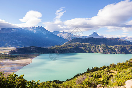智利南部巴塔哥尼亚砾石路上美丽的山脉景观高清图片