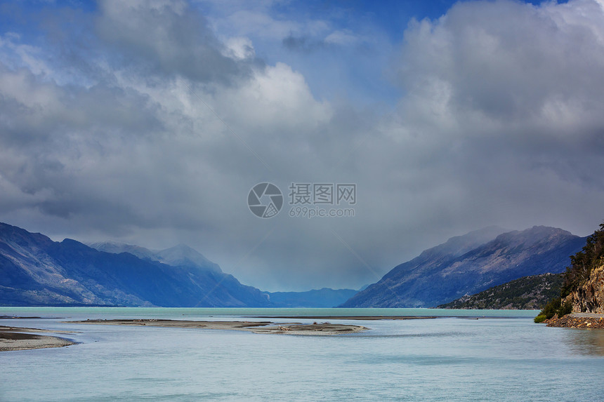 智利南部巴塔哥尼亚砾石路上美丽的山脉景观图片