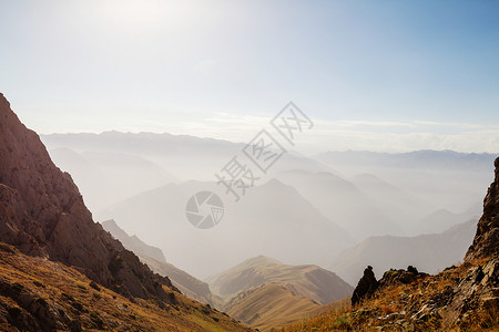 乌兹别克斯坦塔希恩特市附近的钦根山高清图片